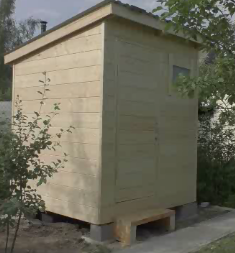 Деревянный туалет для дачи с душем и раздевалкой - описание: