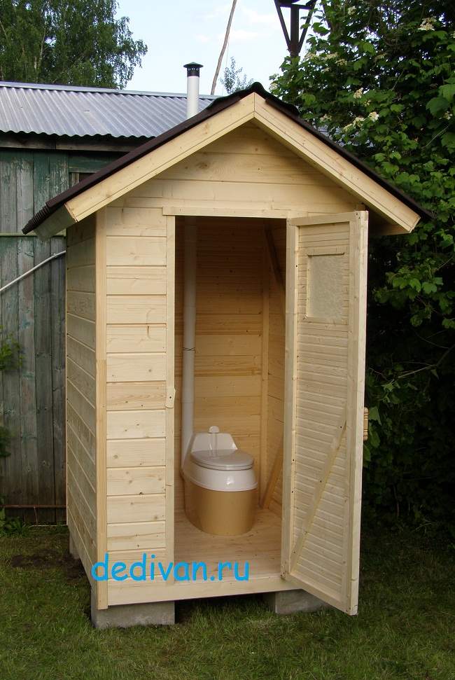 Кирпичный, деревянный или пластиковый туалет: что лучше?